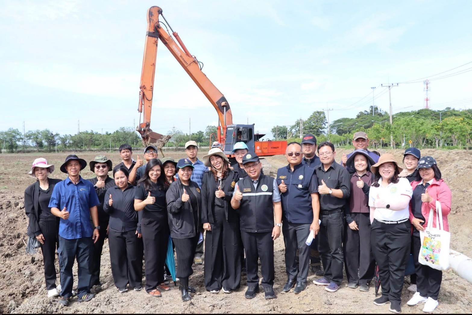 title - สำนักแผนงานและโครงการพิเศษ กระทรวงเกษตรและสหกรณ์ ร่วมกับผู้แทนหน่วยงานภายในสังกัดกระทรวงเกษตรและสหกรณ์ ประชุมติดตามความคืบหน้าและลงพื้นที่แปลงนาภายในศูนย์ส่งเสริมและพัฒนาอาชีพเสริมนอกภาคการเกษตร